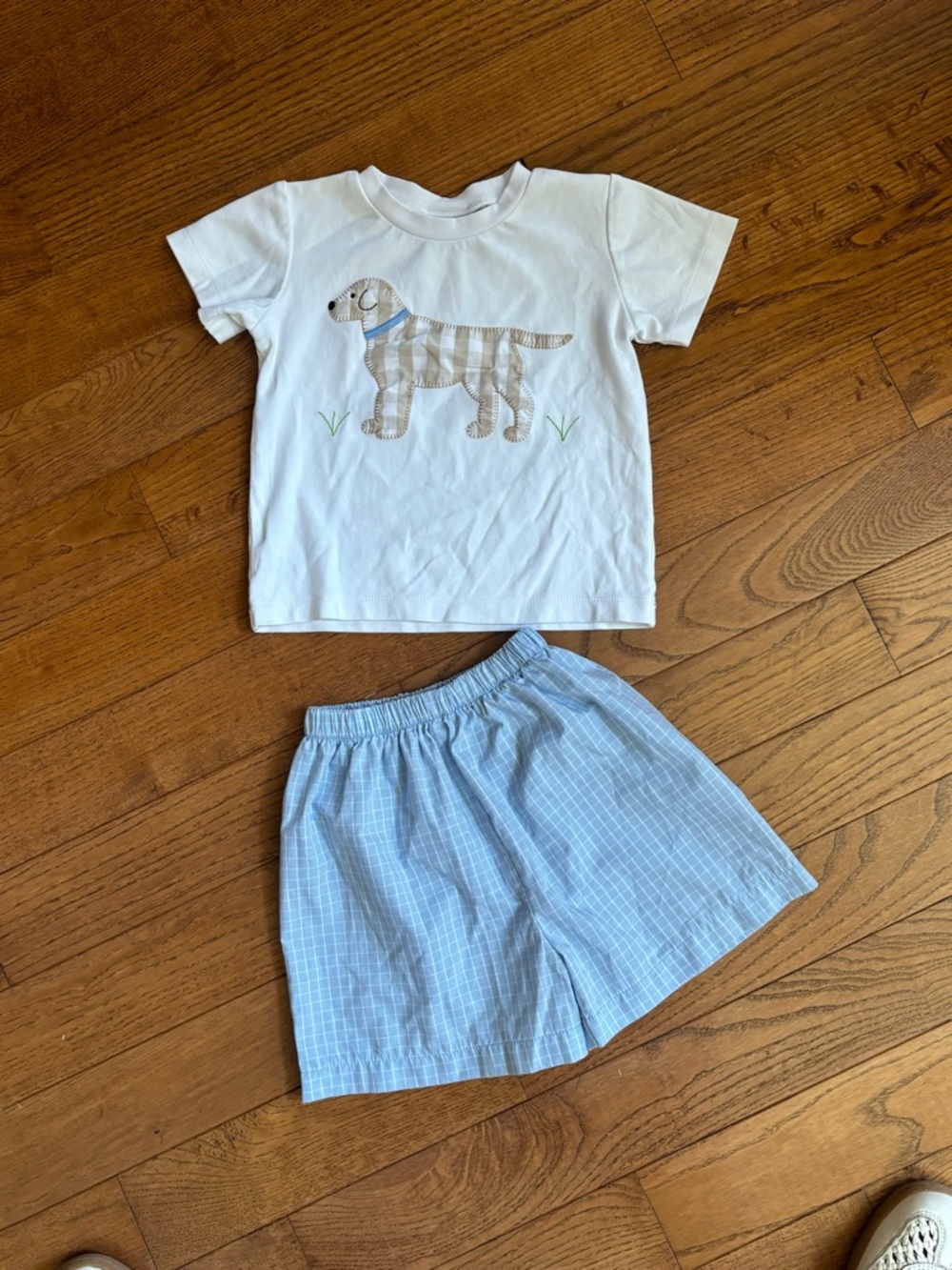 4T - puppy dog -boy short set. TRUE BOUTIQUE Appliqué shirt /plaid shorts.  VGUC